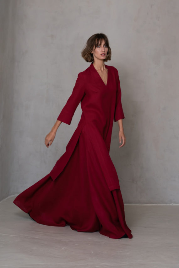 Side view of the medium-weight linen tunic Victory in dark red, highlighting its tailored fit and functional high side slits.