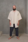 Casual linen outfit featuring a sleeveless top, kimono jacket and relaxed-fit pants, ideal for summer days.